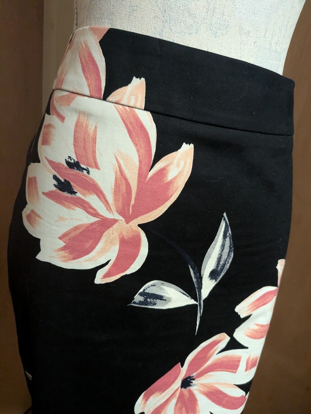 Ann Taylor Factory Black Floral Pencil Skirt Size 8 Pink White Midi Office - Picture 2 of 11
